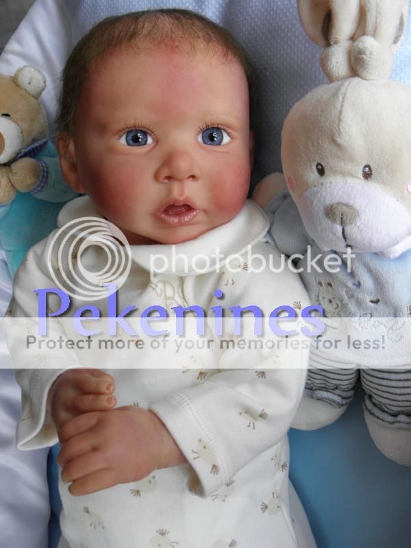 adrian es un adorable bebe despierto de preciosos ojos azules que dan 